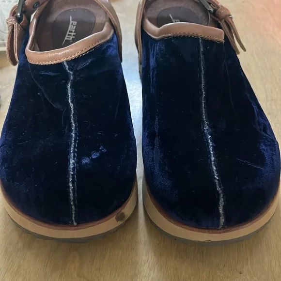 EARTH Lyra Navy Velvet clogs with buckle • size 7 - Picture 10 of 12